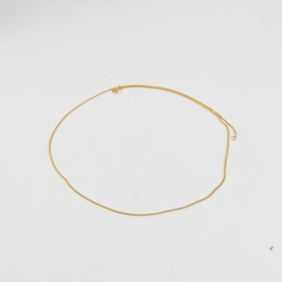 un bracelet à chaîne en or avec un fermoir sur fond blanc