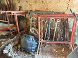 une photo d'une pièce où se trouvent tout un tas d'outils et un sac