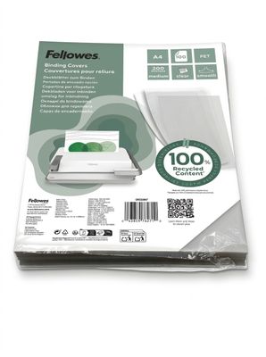 le colis contient une enveloppe blanche avec une étiquette verte et une enveloppe blanche avec une étiquette verte