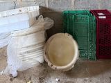 un tas de récipients en plastique et un saladier en plastique posés par terre