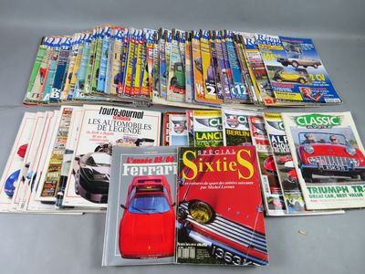 Plusieurs magazines sont empilés les uns sur les autres sur une table