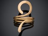 gros plan d'une bague en or sur une surface noire