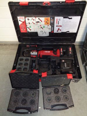 une caisse à outils avec des outils à l'intérieur sur le sol