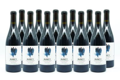 six bouteilles de vin rouge sont alignées