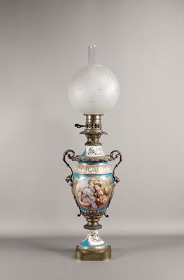 une lampe à l'ancienne surmontée d'un abat-jour en verre