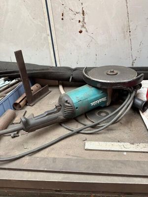 1 disqueuse filaire MAKITA diamètre 230