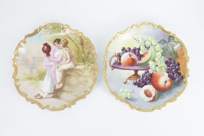 deux assiettes sur lesquelles figurent les portraits d'une femme et d'un enfant