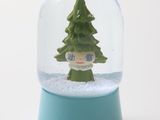 une boule à neige avec un petit sapin de Noël à l'intérieur