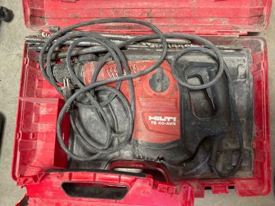 une boîte à outils rouge avec des outils sur le sol