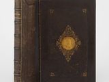 un vieux livre orné d'un médaillon doré sur la couverture