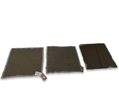 un lot de trois paniers pour chiens marron et noirs sur fond blanc