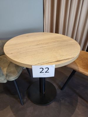 deux chaises et une table sur laquelle est inscrit un numéro