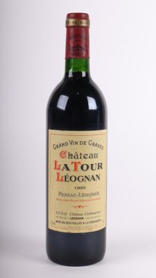 une bouteille de vin posée sur une table