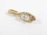 gros plan d'une bague en diamant sur une surface blanche
