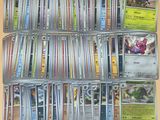 une collection de cartes Pokémon exposée sur une table