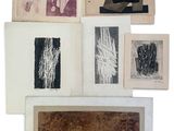 plusieurs œuvres d'art sont exposées sur une surface blanche
