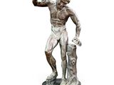 statue d'un homme tenant une balle dans la main droite