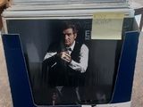une photo d'un homme assis dans une boîte