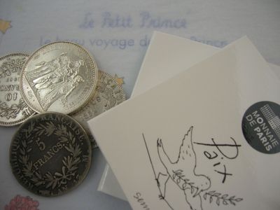 un petit bout de papier sur lequel est dessiné un personnage