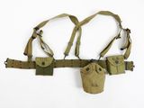 un gros plan d'une ceinture à laquelle sont fixés deux étuis