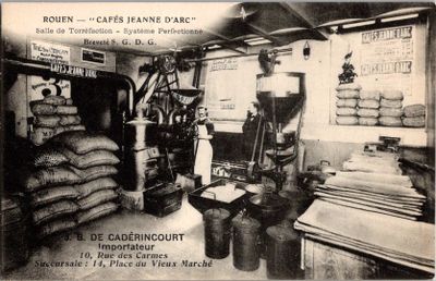 photo en noir et blanc d'une pièce remplie de nombreux sacs de nourriture