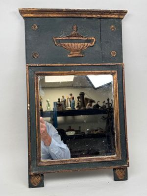 un homme se prenant en photo dans un miroir