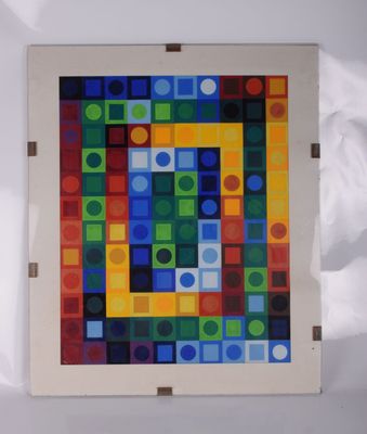une image représentant un motif carré coloré sur fond blanc