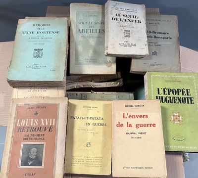 beaucoup de vieux livres posés ensemble sur une table