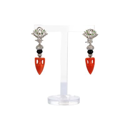 gros plan d'une paire de boucles d'oreilles sur un support