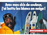 un homme vêtu d'une veste jaune, tenant une paire de skis