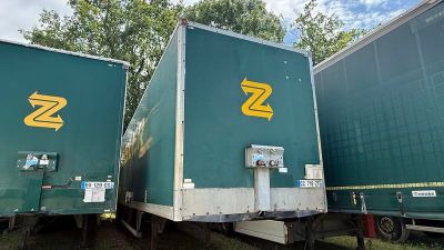 deux semi-remorques garées l'une à côté de l'autre dans un champ