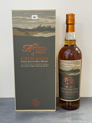 l'image d'une bouteille de whisky posée à côté d'une boîte