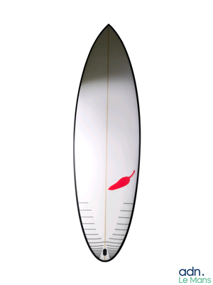 une planche de surf blanche ornée d'une bande rouge
