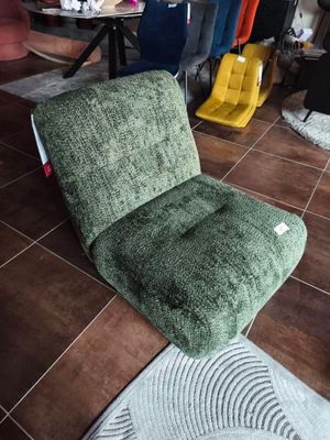 une chaise posée sur le sol d'une pièce