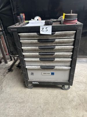 une commode en noir et blanc comportant plusieurs tiroirs