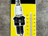 une image représentant un panneau jaune et noir sur lequel figure un thermomètre