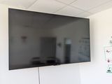 un téléviseur à écran plat fixé au mur d'une pièce