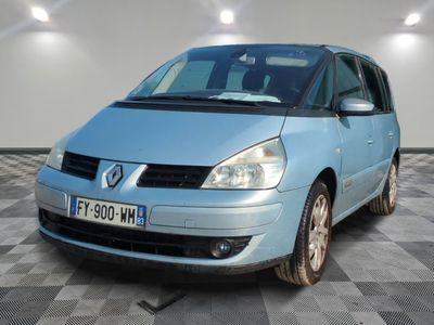 la photo d'une petite voiture bleue garée dans un garage