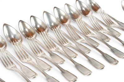 beaucoup de cuillères et de fourchettes en argent sur la table
