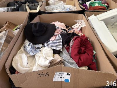 de nombreuses boîtes remplies de vêtements et de chapeaux dans une pièce