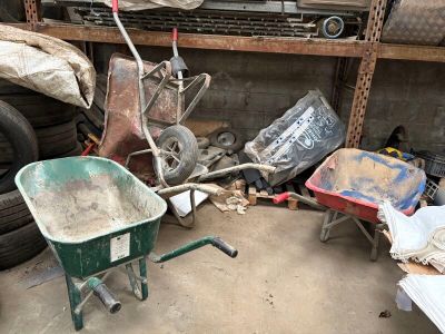 une brouette et une autre brouette dans un garage