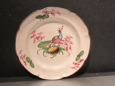une assiette avec un oiseau posée sur une table