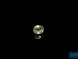 gros plan d'un diamant vert sur une surface noire