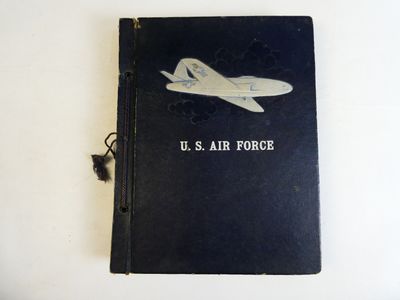 un livre noir sur lequel figure l'image d'un avion
