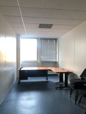 une pièce équipée d'un bureau et de chaises