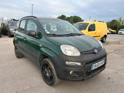 une petite voiture verte garée sur un parking