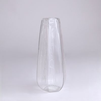 un vase en verre transparent posé sur une table
