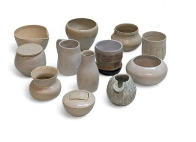 de nombreux types de vases et de bols sur la table