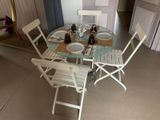 une table et des chaises installées dans la cuisine