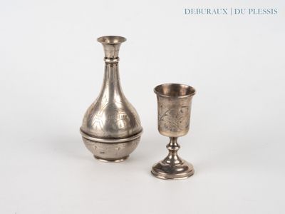 deux vases en argent posés l'un à côté de l'autre sur une surface blanche
